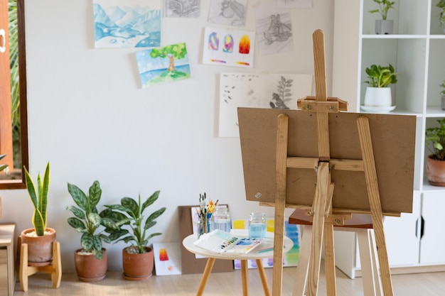 Junges Mädchen malt zu Hause auf Papier HolzrahmenHobby- und Kunststudium zu Hause