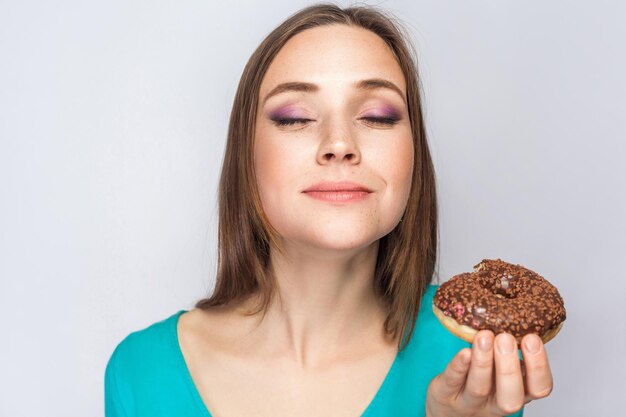 Junges Mädchen mit braunen Donuts