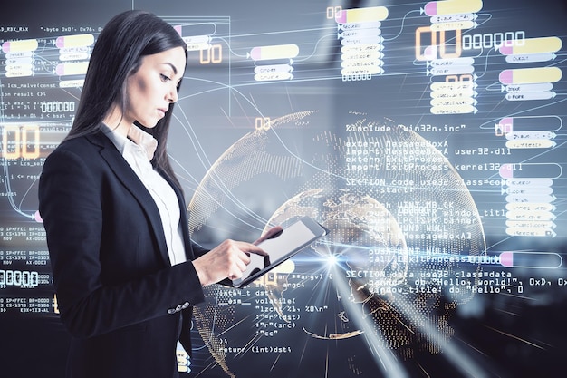 Junges Mädchen mit digitalem Tablet arbeitet mit Programmcode Softwareentwicklung und Testkonzept