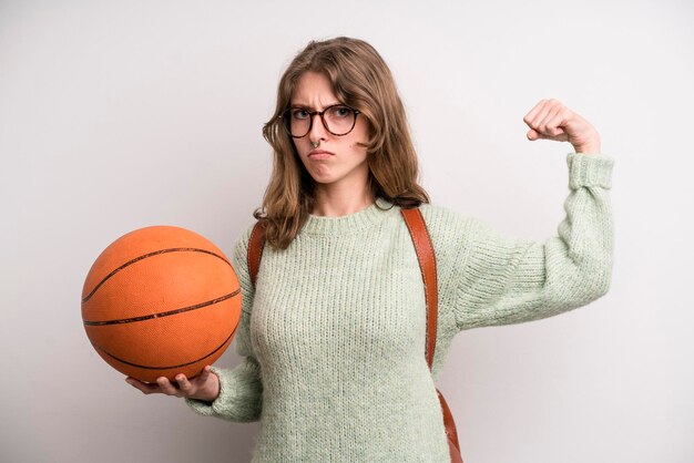 Junges Mädchen mit einem Basketballball-Sportkonzept