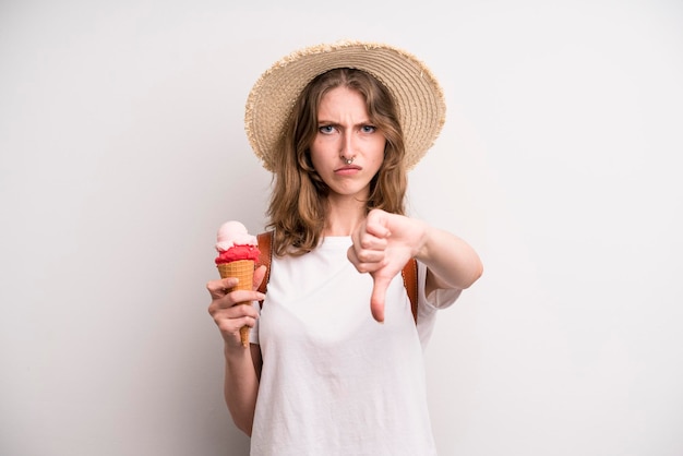 Junges Mädchen mit einem Eiscreme-Sommerkonzept