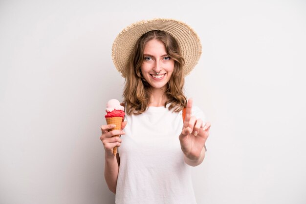 Junges Mädchen mit einem Eiscreme-Sommerkonzept