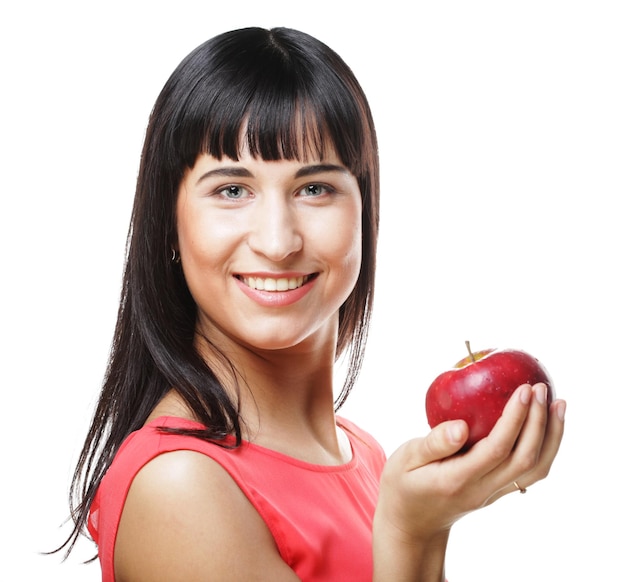 Junges Mädchen mit einem roten Apfel in der Hand