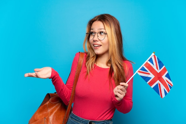 Junges Mädchen mit einer Flagge des Vereinigten Königreichs isoliert