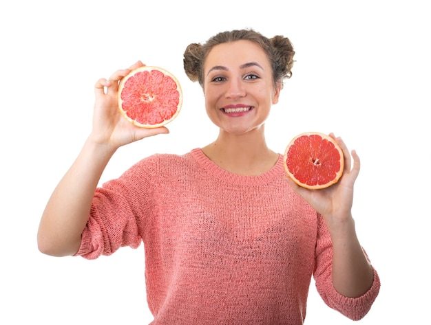 Junges Mädchen mit frischen Grapefruits auf weißem Hintergrund