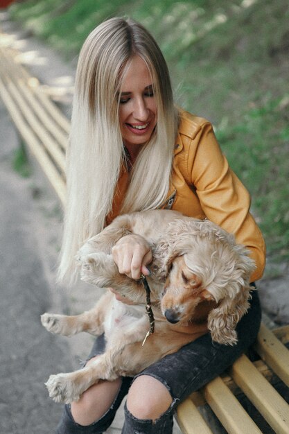 Junges Mädchen mit Hund am Park