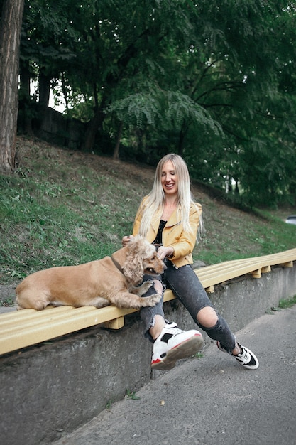 Junges Mädchen mit Hund am Park