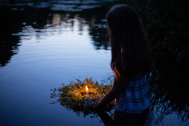 Junges Mädchen mit Kranz auf dem Fluss in der Nacht von Ivana Kupala Ukrainisches Mädchen nach alten slawischen Traditionen