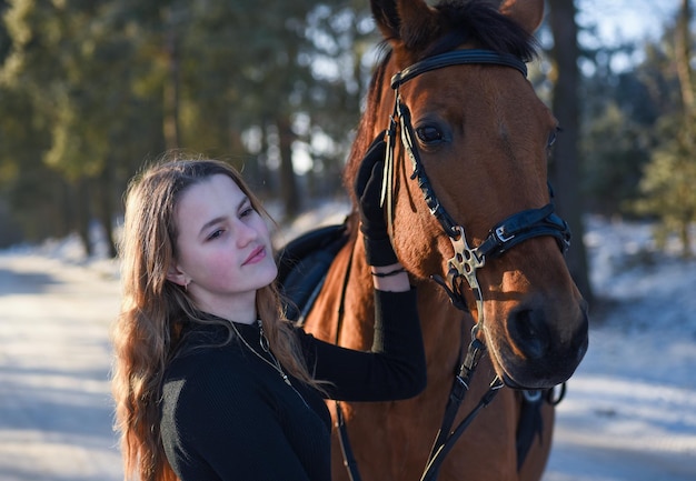 Junges Mädchen mit Pferd auf der Winterwaldstraße.