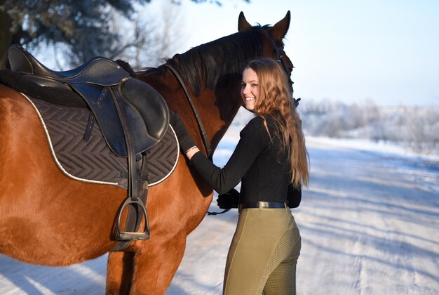 Junges Mädchen mit Pferd auf der Winterwaldstraße.