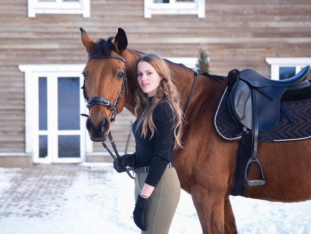 Junges Mädchen mit Pferd auf der Winterwaldstraße.