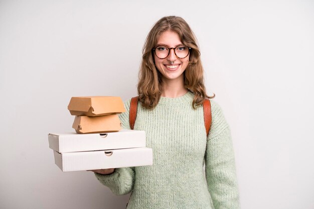 Junges Mädchen mit Pizzen und Burgern nehmen Fast-Food-Konzept mit