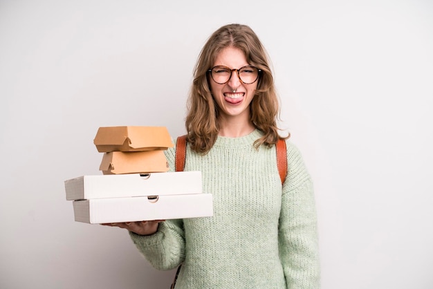 Junges Mädchen mit Pizzen und Burgern nehmen Fast-Food-Konzept mit