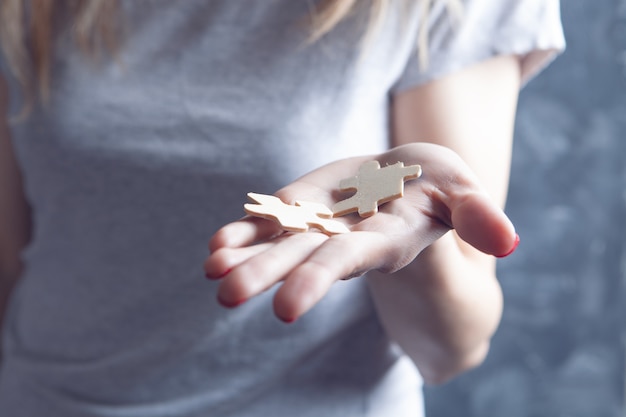 Junges Mädchen mit Puzzleteilen