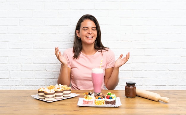 Junges Mädchen mit vielen verschiedenen Minikuchenlachen