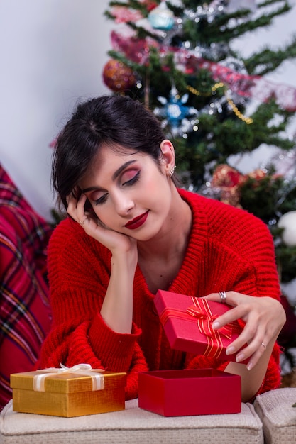 Junges Mädchen nahe Weihnachtsbaum