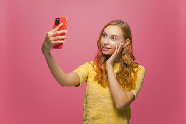 Junges Mädchen posiert für Selfie auf Handy-Beauty-Blogger mit perfekter Haut und fotografiert sich selbst