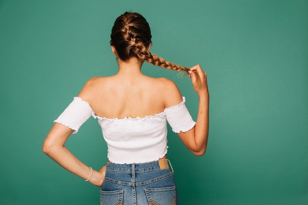 Foto junges mädchen posiert mit ihrem zopf