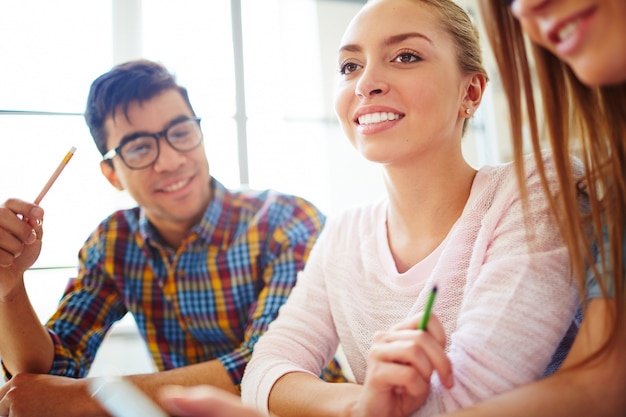 Foto junges mädchen student ziemlich studieren