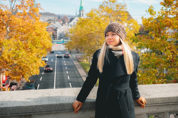 Junges Mädchen Tourist in warmen Kleidern, die neue Stadt im Herbst erkunden