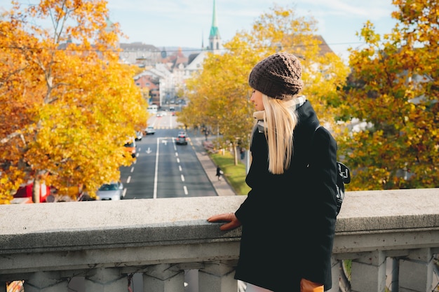 Junges Mädchen Tourist in warmen Kleidern, die neue Stadt im Herbst erkunden