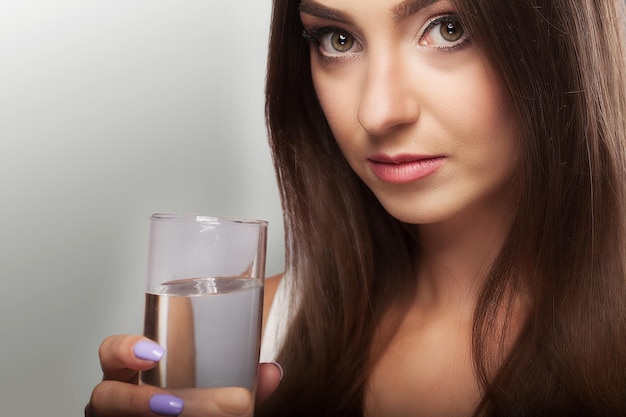 Junges Mädchen trinkt Wasser aus dem Glas