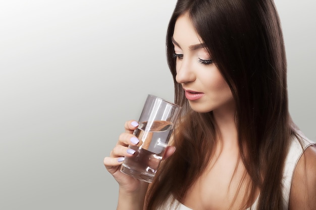 Junges Mädchen trinkt Wasser aus dem Glas