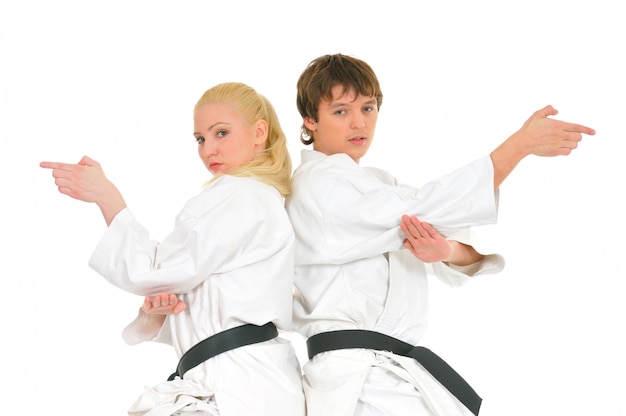 Junges Mädchen und Junge, die Karate üben