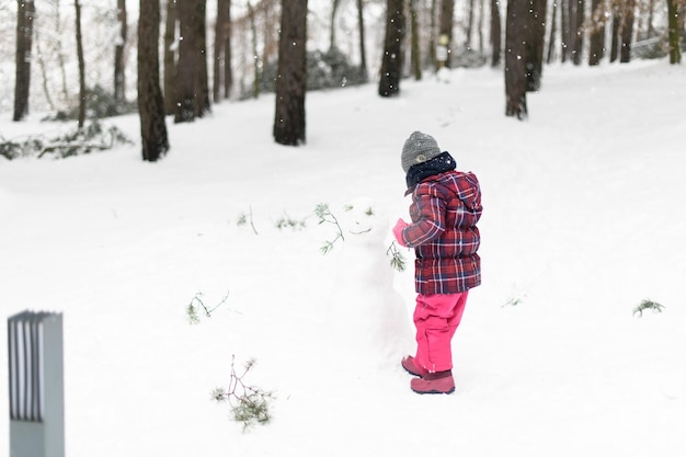 Junges Mädchen vergnügt sich im Schnee