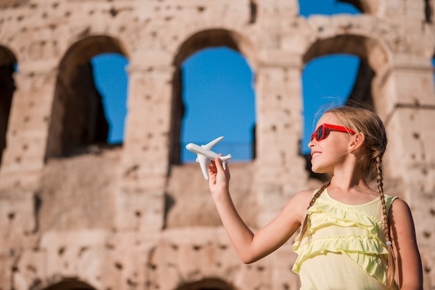 Junges Mädchen vor Colosseum in Rom, Italien