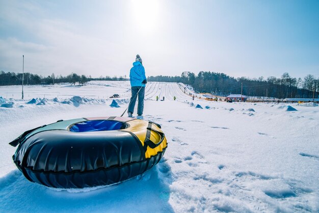 Junges Mädchen ziehen Schlitten Snow Tubing