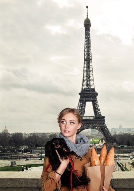 Junges Model Frau mit kleinem Hund in Paris, Frankreich