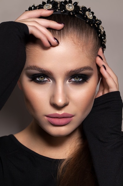 Foto junges model mit professionellem smokey eyes make-up