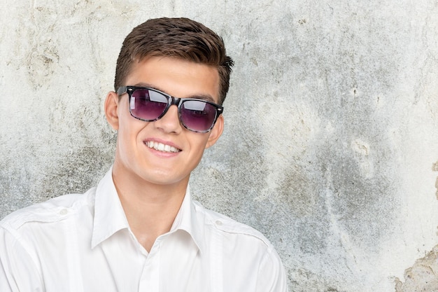 Junges Model mit Sonnenbrille