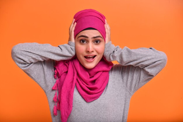 junges muslimisches Mädchen trägt Hijab Buch indisches pakistanisches Modell