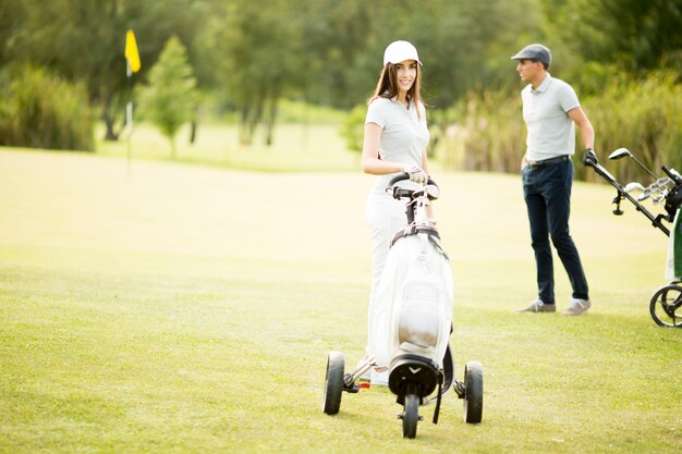 Junges Paar am Golfplatz