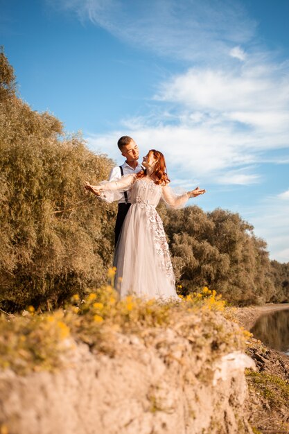 junges Paar am Hochzeitstag am See