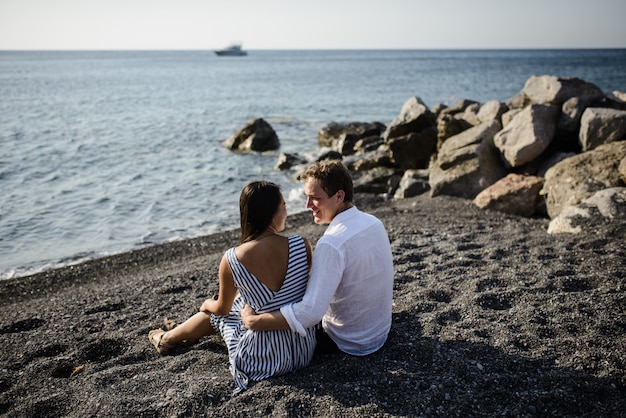 Junges Paar am Strand der Insel Santorini