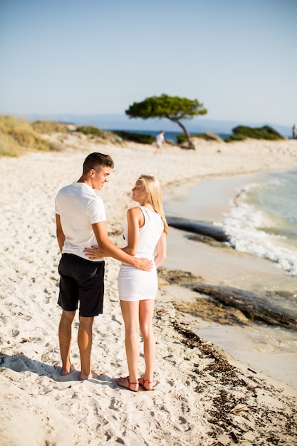 Junges Paar am Strand entspannen