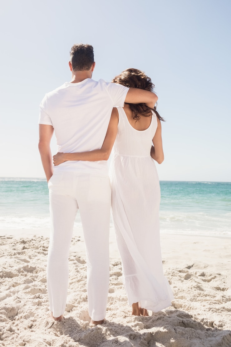 Foto junges paar am strand suchen