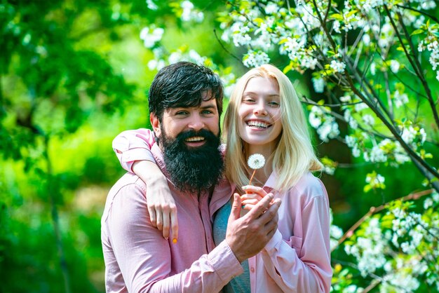 Junges Paar am Valentinstag lieben grünen Frühling Herbst Paar Mann und Frau im blühenden Garten