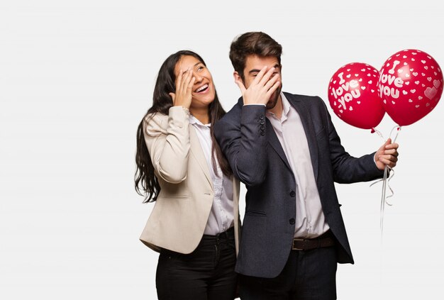 Junges Paar am Valentinstag verlegen und gleichzeitig lachend