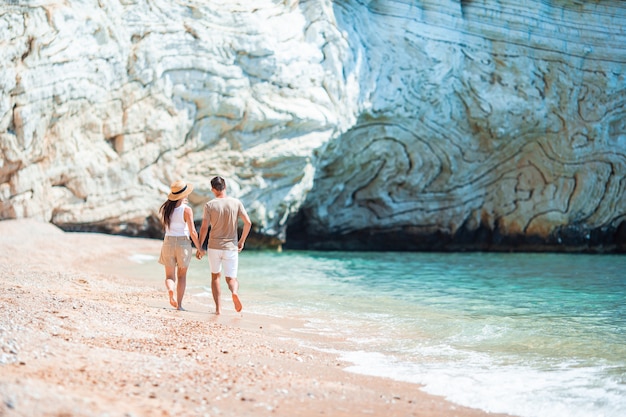 Junges Paar am weißen Strand in den Sommerferien