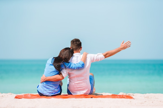 Junges Paar am weißen Strand während der Sommerferien. Glückliche Familie genießen ihre Flitterwochen