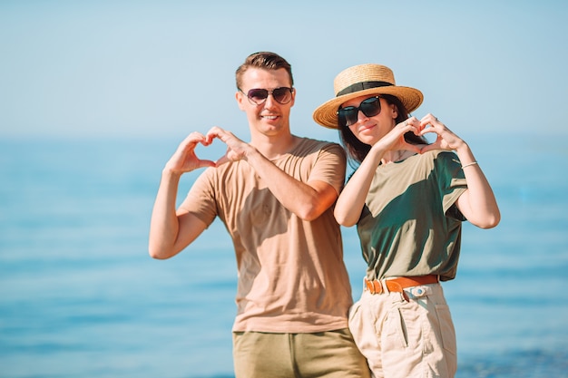 Junges Paar am weißen Strand während der Sommerferien.