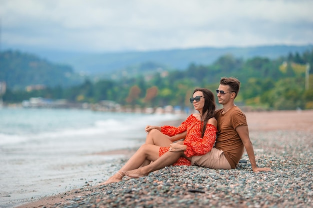 Junges Paar am weißen Strand während der Sommerferien