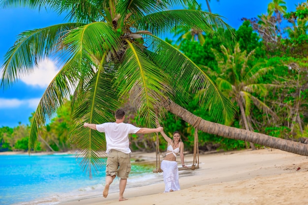 Junges Paar an einem tropischen Strand