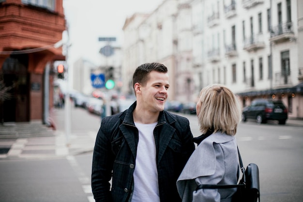 junges Paar bei einem Date im Liebeskonzept der europäischen Stadt