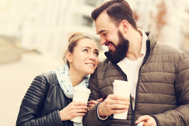 Foto junges paar bei einem date mit kaffee