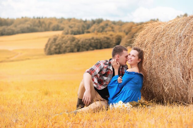 Junges Paar bei einem Spaziergang auf den Feldern im Herbst